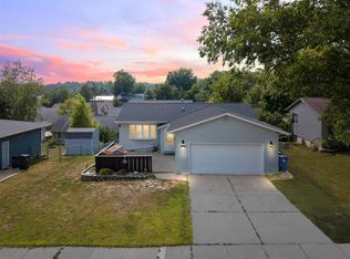 1642 27th St NW, Cedar Rapids, IA 52405