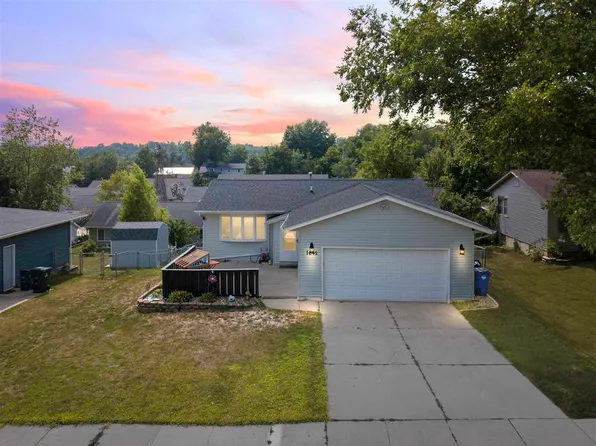 1642 27th St NW, Cedar Rapids, IA 52405