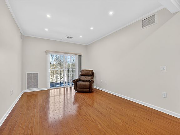 5th image of 1014 Creekside Dr