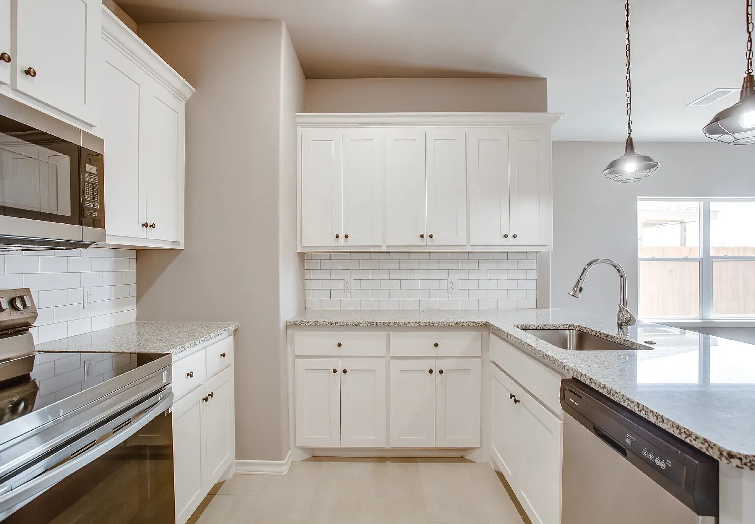 3 bed, 2.0 bath, 1307 sqft, $1,495 — Photo 3