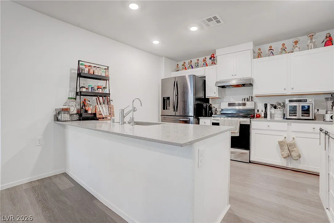 3 bed, 2.0 bath, 1198 sqft, $2,100 — Photo 3