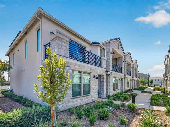 10910 N Honeysuckle Dr, Fresno, CA 93730