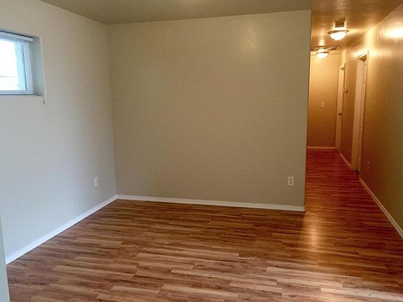 livingroom towards bedrooms