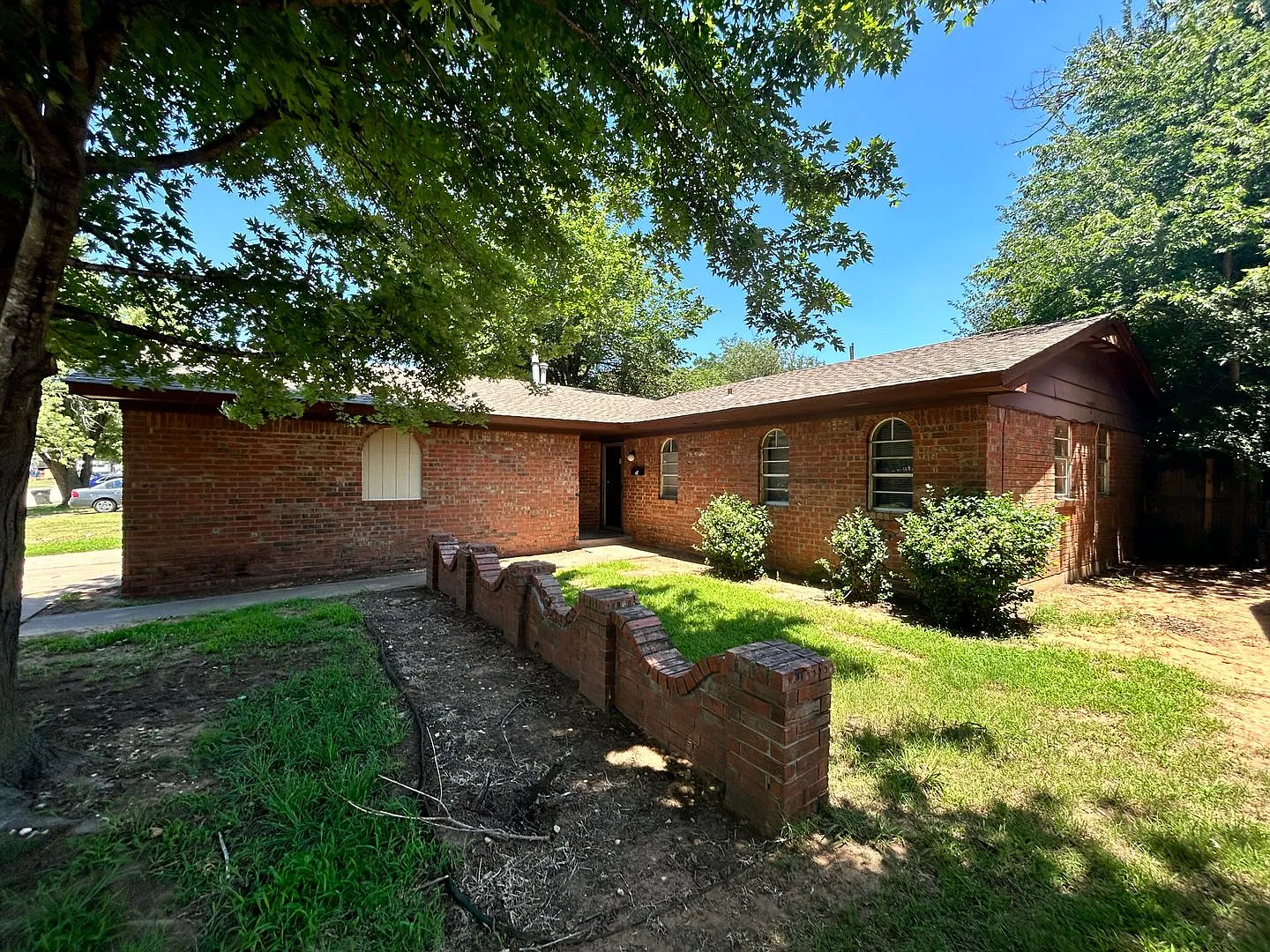 Large 3 Bedroom 1.5 Bathrooms Garage Conversion Is 2 Bonus Rooms In Mwc * Available Now (Post & R... — Photo 1
