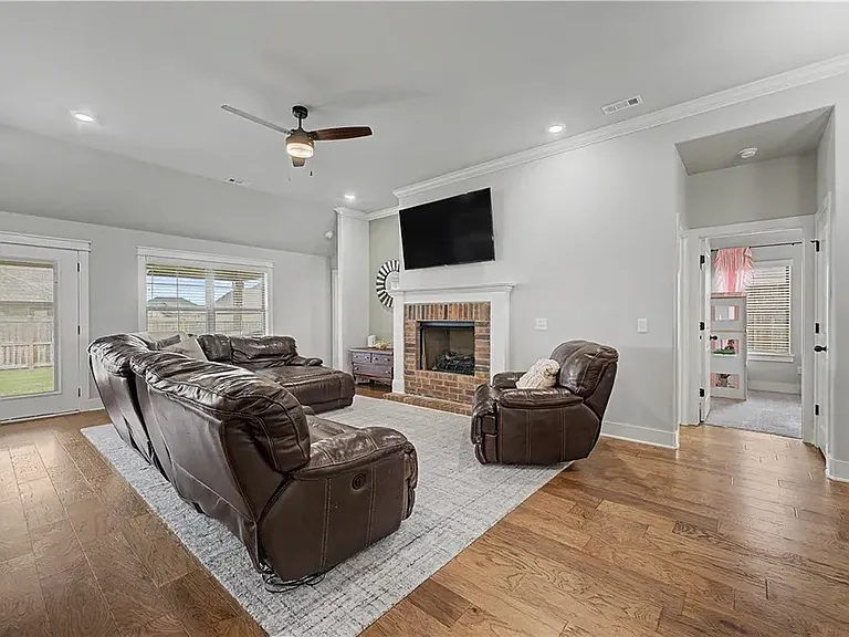 1010 Trailwood St — Photo 4
