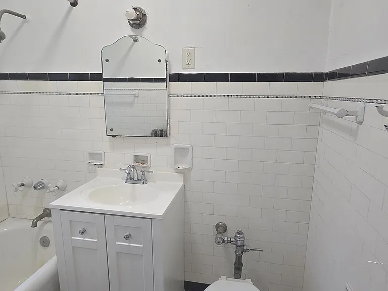 5074 N Winchester Ave #2 — Photo 9
