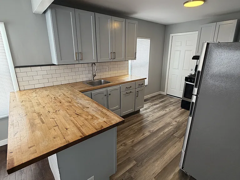 1435 E 4th St — Photo 5