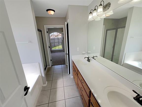 4th image of 904 NE 26th Ct