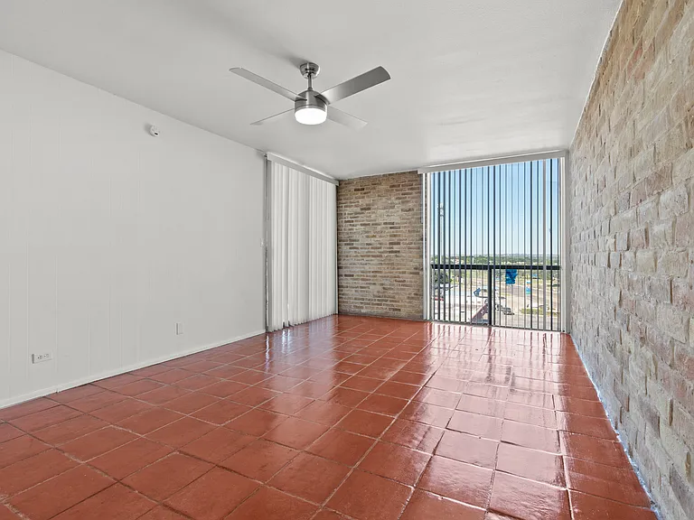 Four Oaks Apartments — Photo 33