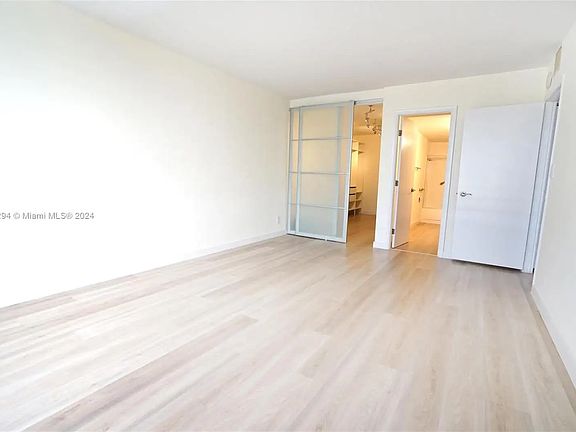 5th image of 2500 Parkview Dr APT 2020
