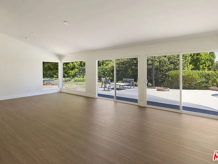 22427 De Kalb Dr — Photo 11