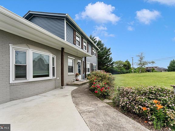 3rd image of 301 Lanafield Ct