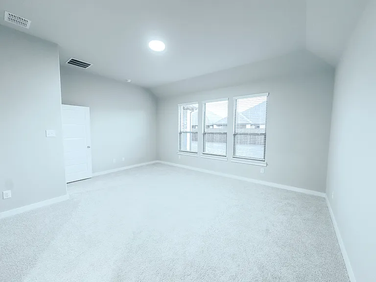 566 Silver Springs Ln — Photo 6