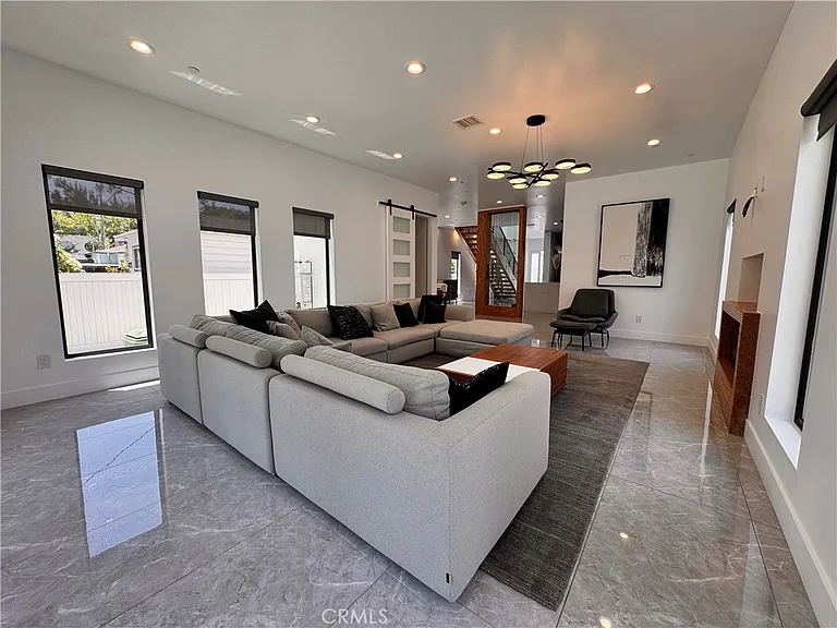 11230 Pickford St — Photo 8