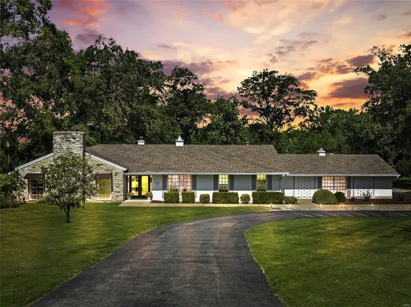 26 Fox Meadows Ln, Saint Louis, MO 63127