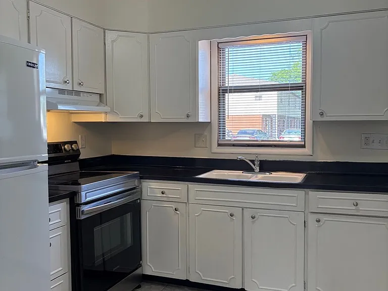 Spacious 3 Bedroom Townhome Available Now Great Location! — Photo 5