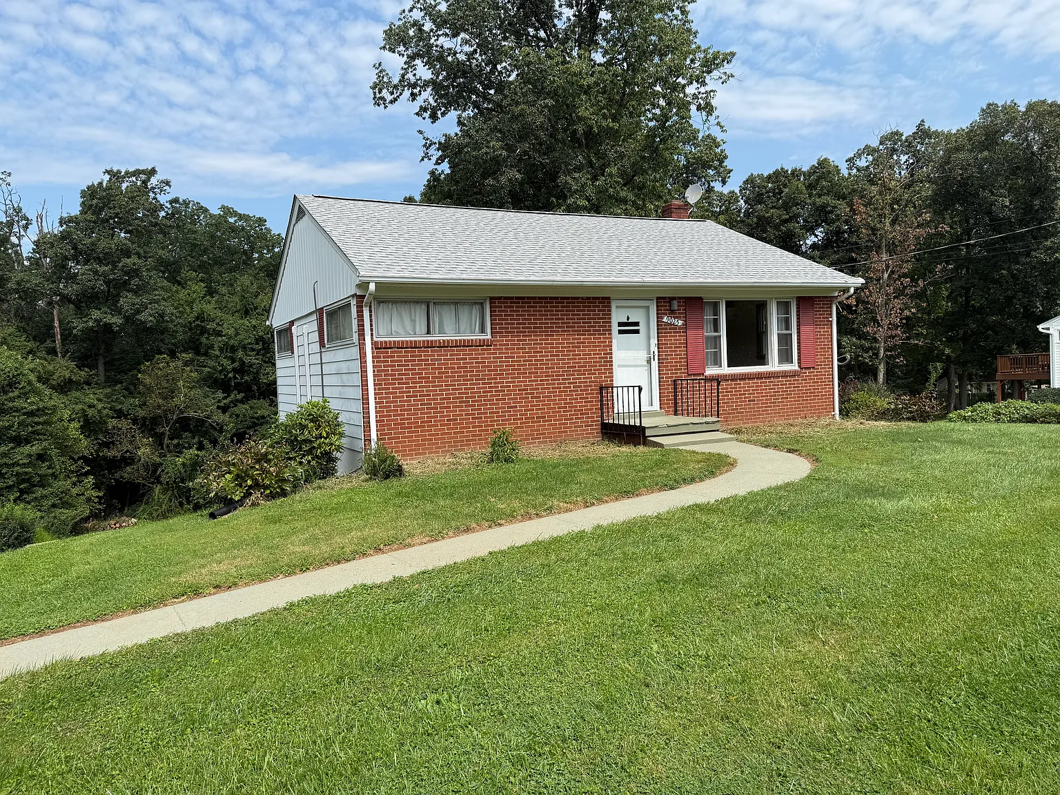 3 bed, 1.5 bath, 900 sqft, $2,100 — Photo 2