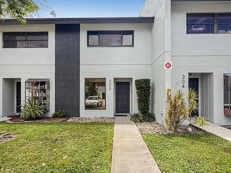 2700 S Oakland Forest Dr #305 — Photo 1