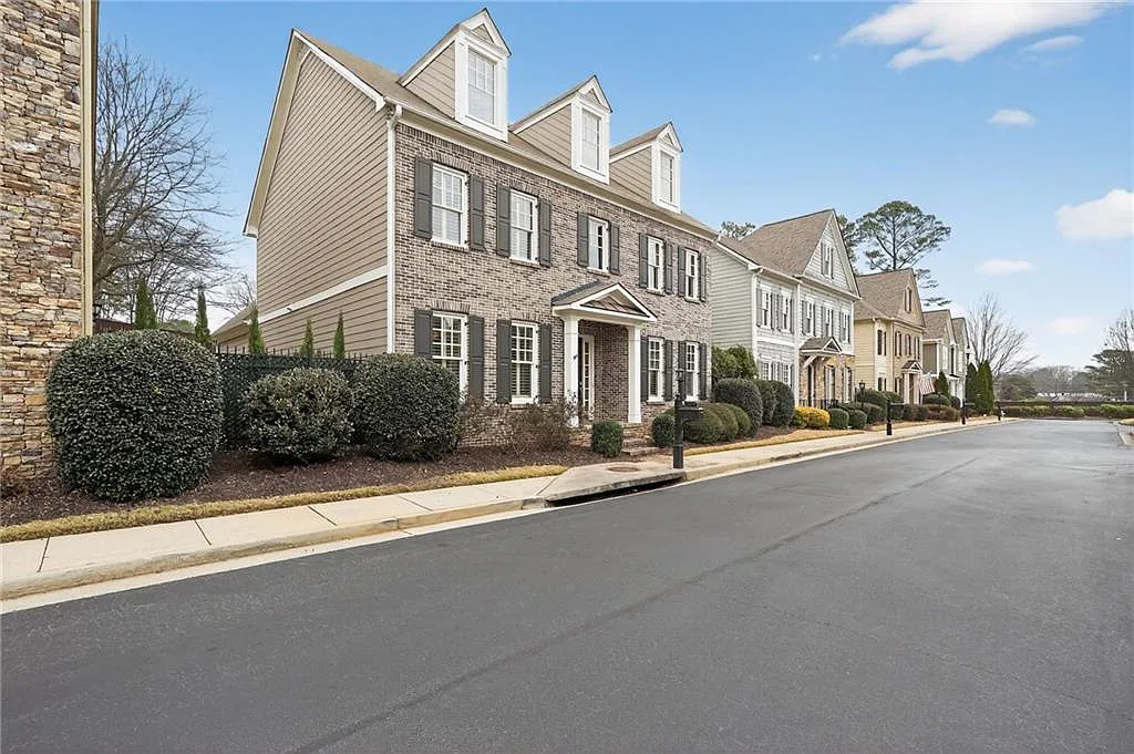 5 bed, 3.5 bath, 3287 sqft, $3,650 — Photo 3