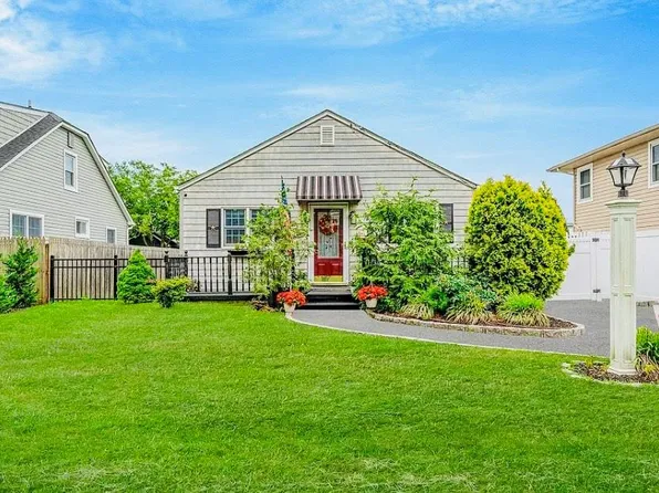 24 Lowerre Street, Babylon, NY 11702