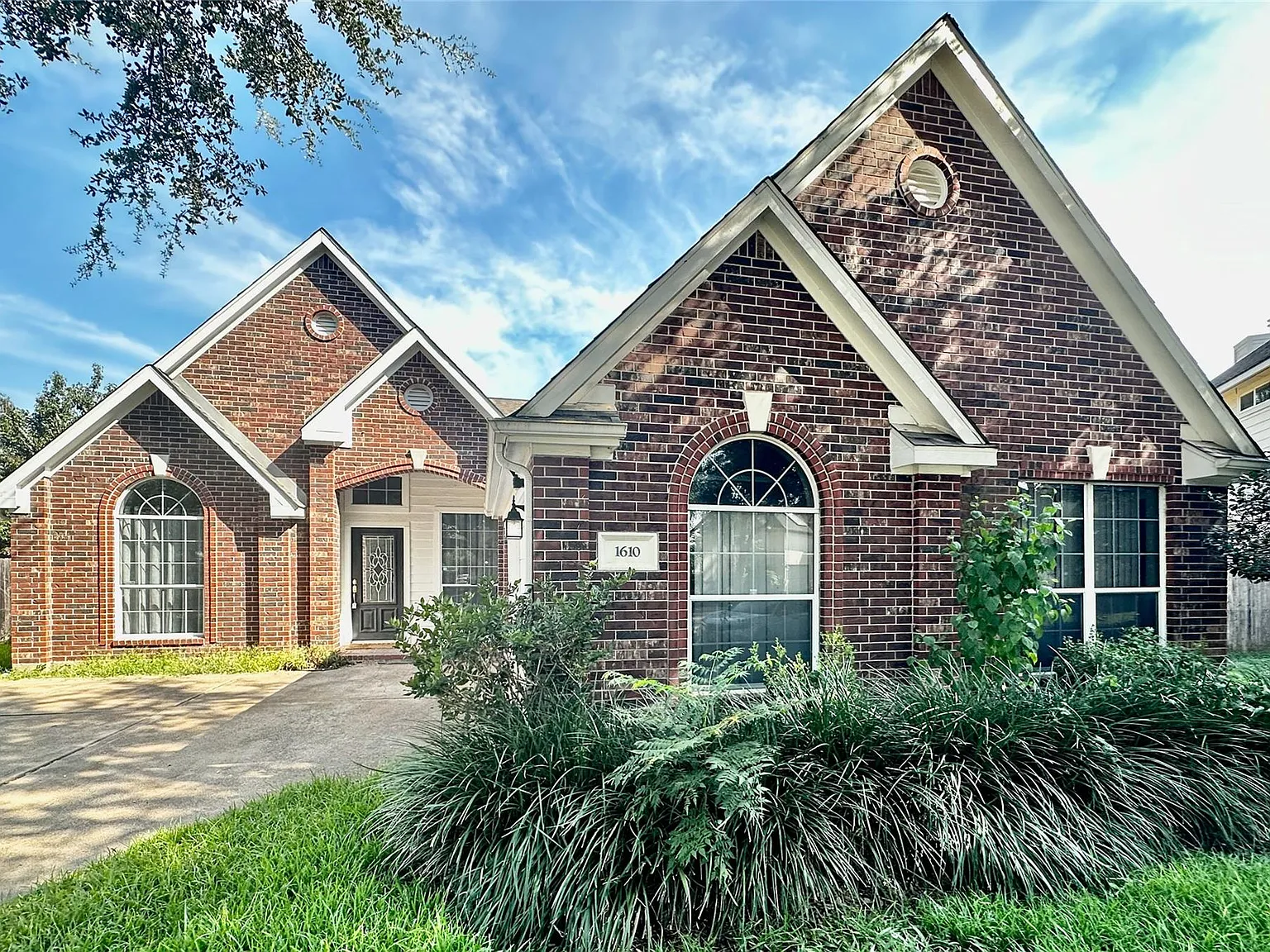 4 bed, 2.0 bath, 1976 sqft, $2,200 — Photo 2