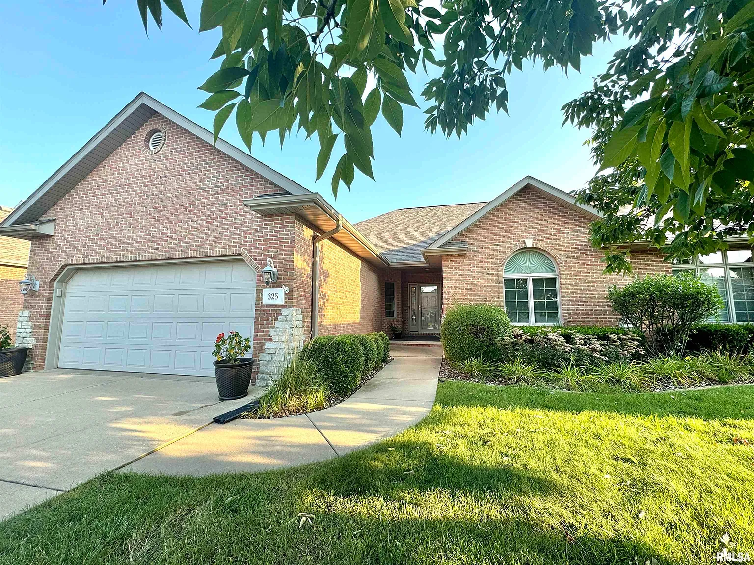 325 Garnet Dr photo 1