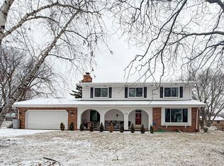 512 Park Crest Dr, Thiensville, WI 53092
