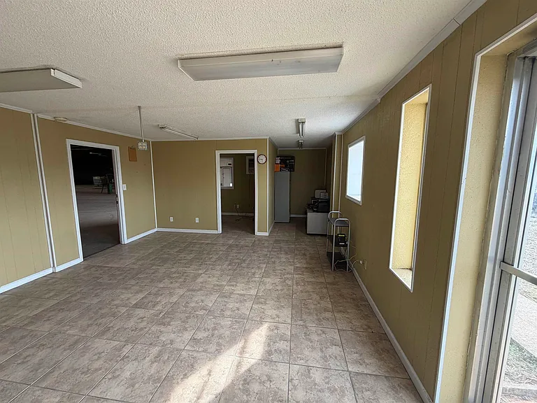 2404 Missouri St — Photo 8