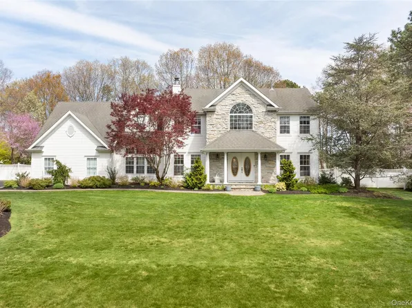 9 Framingham Lane, Shoreham, NY 11786