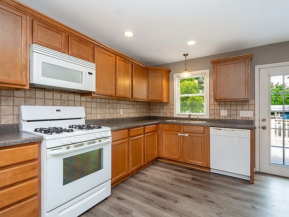 5th image of 2312 Briar Ln