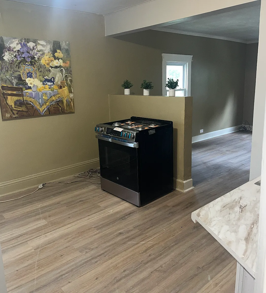 3 bed, 1000 sqft, $1,300 — Photo 2