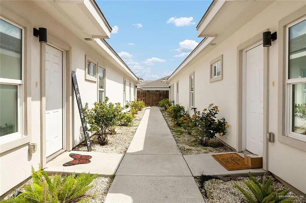2 bed, 2.0 bath, 981 sqft, $995 — Photo 2
