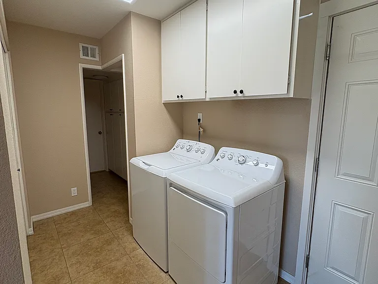 Newer washer & dryer (2024) in laundry room