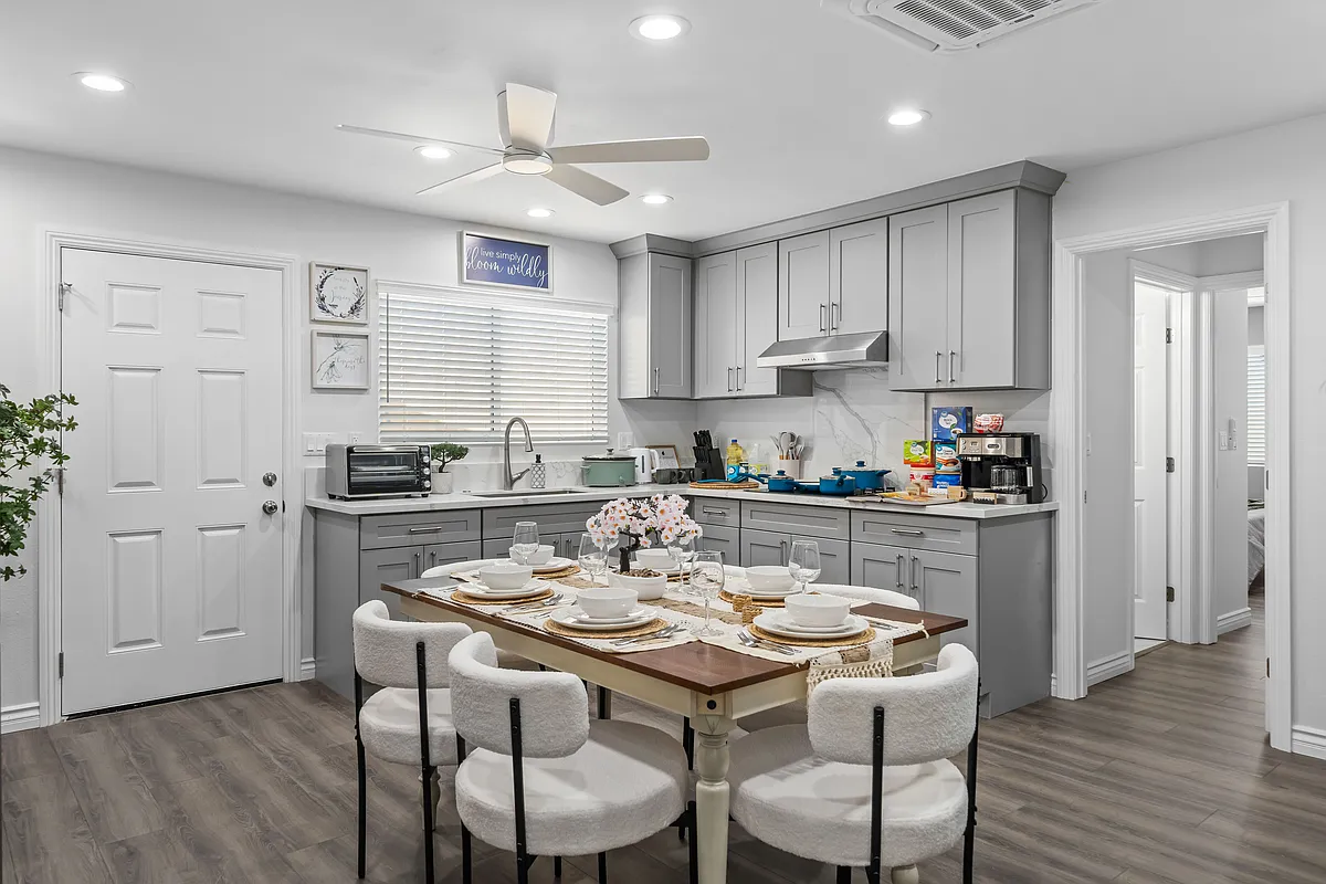Comfortable dining area perfect for shared meals - 10985 Parkdale Ave