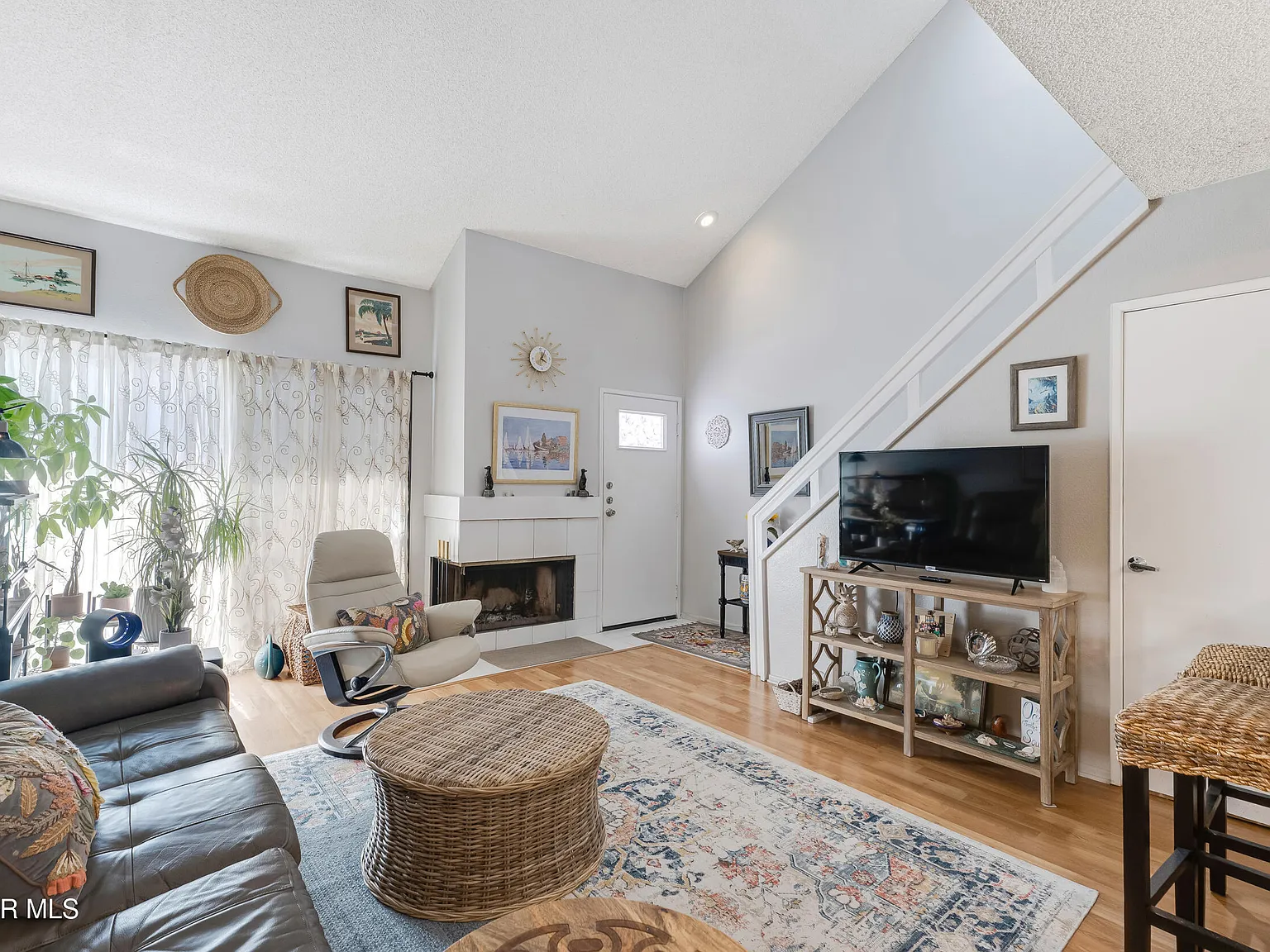 1 bed, 1.0 bath, 881 sqft, $2,300 — Photo 2