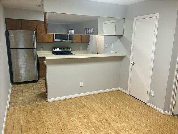 4th image of 2401 Sycamore Ave APT E5