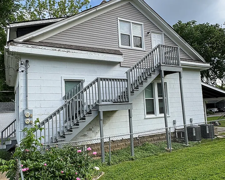 RENTING UPSTAIRS EFFICIENCY UNIT ONLY