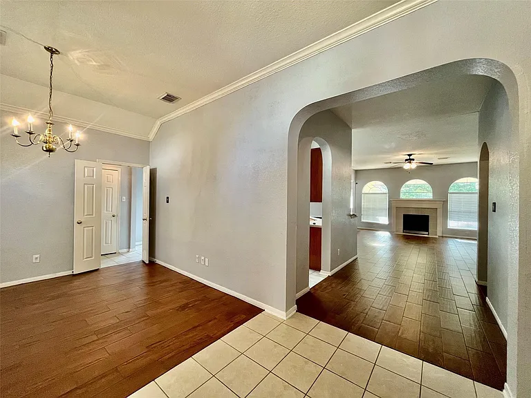 1146 Jasons Bend Dr — Photo 2