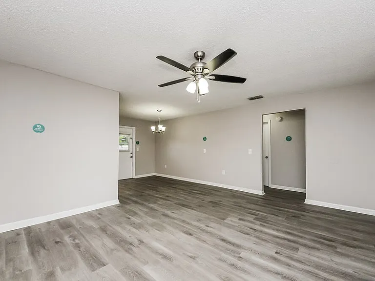 242 Cheshire Ct — Photo 3