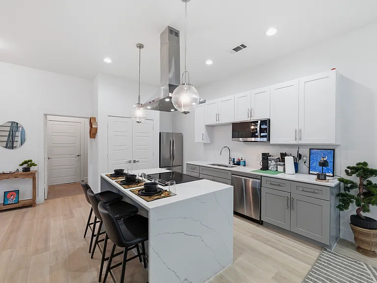 2406 Merlin St — Photo 14