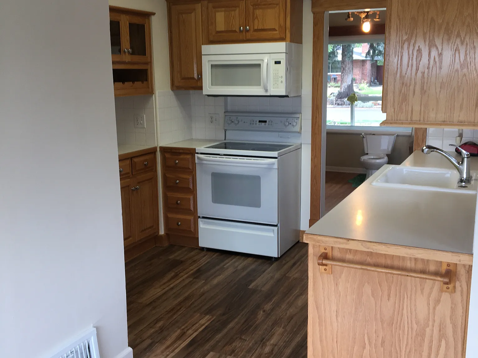 3 bed, 1900 sqft, $2,400 — Photo 4