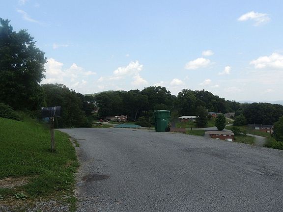 4th image of 1512 Parton Dr