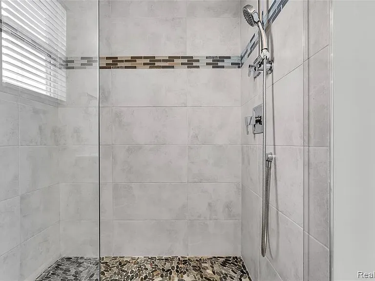 313 Strawberry Dr — Photo 19