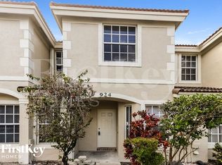 924 Summit Lake Dr, West Palm Beach, FL 33406