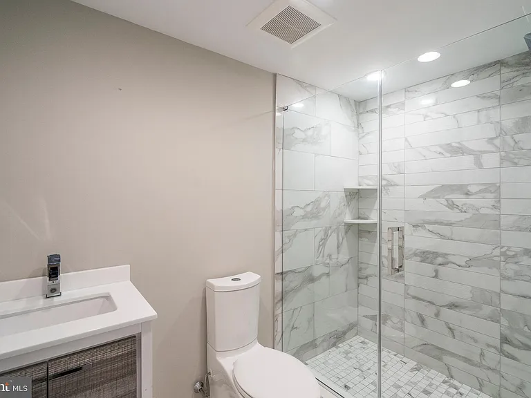 1434 Clymer St #1 — Photo 16