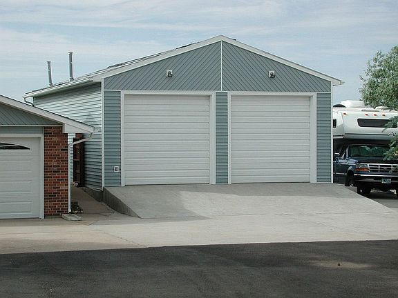 Garage/Workshop (25X40 ft)