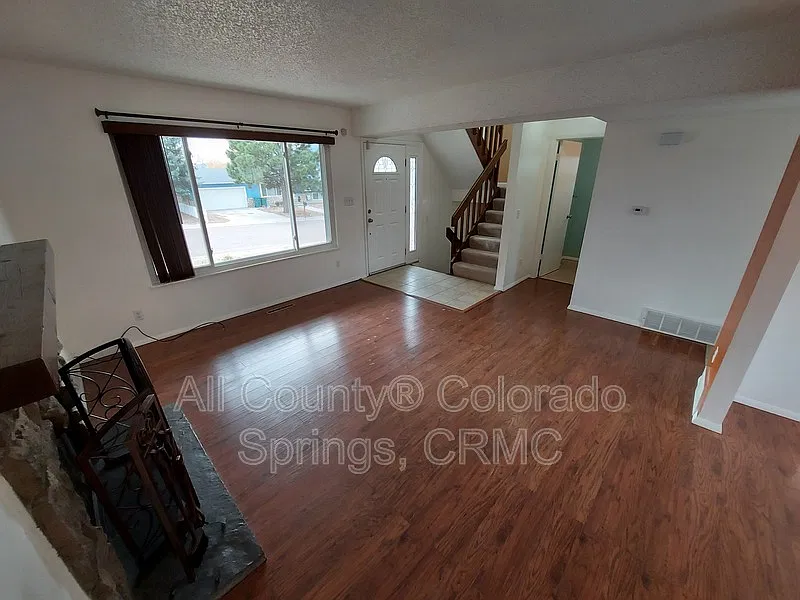 3 bed, 2.5 bath, 1872 sqft, $2,095 — Photo 3