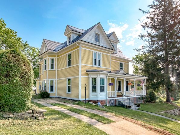 182 5th St NW, Pulaski, VA 24301