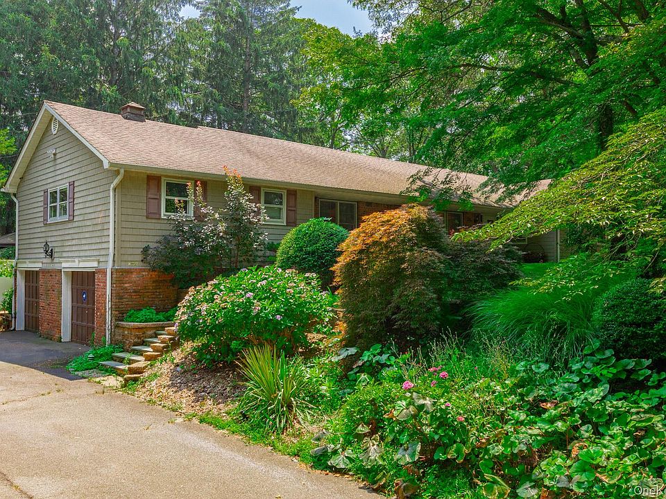 1st image of 11 Williamsburg Drive