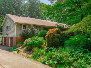 11 Williamsburg Dr, Northport, NY 11768